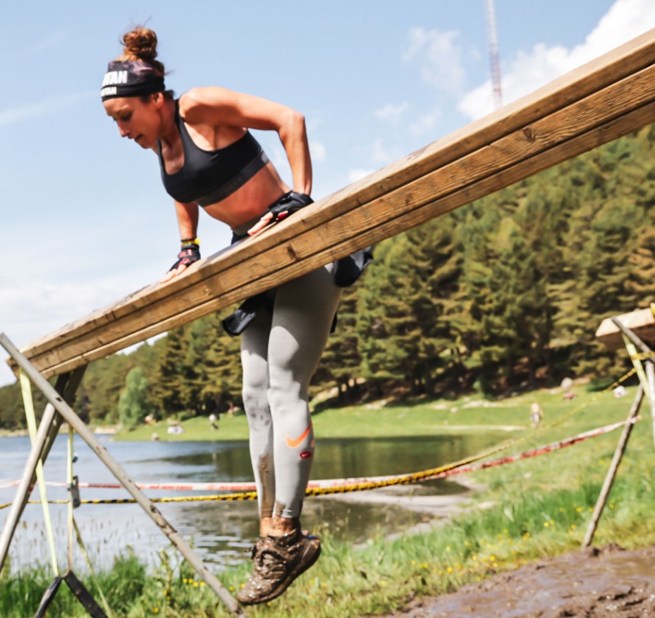 Melissa Sapmaz superando un obstáculo en una carrera Spartan