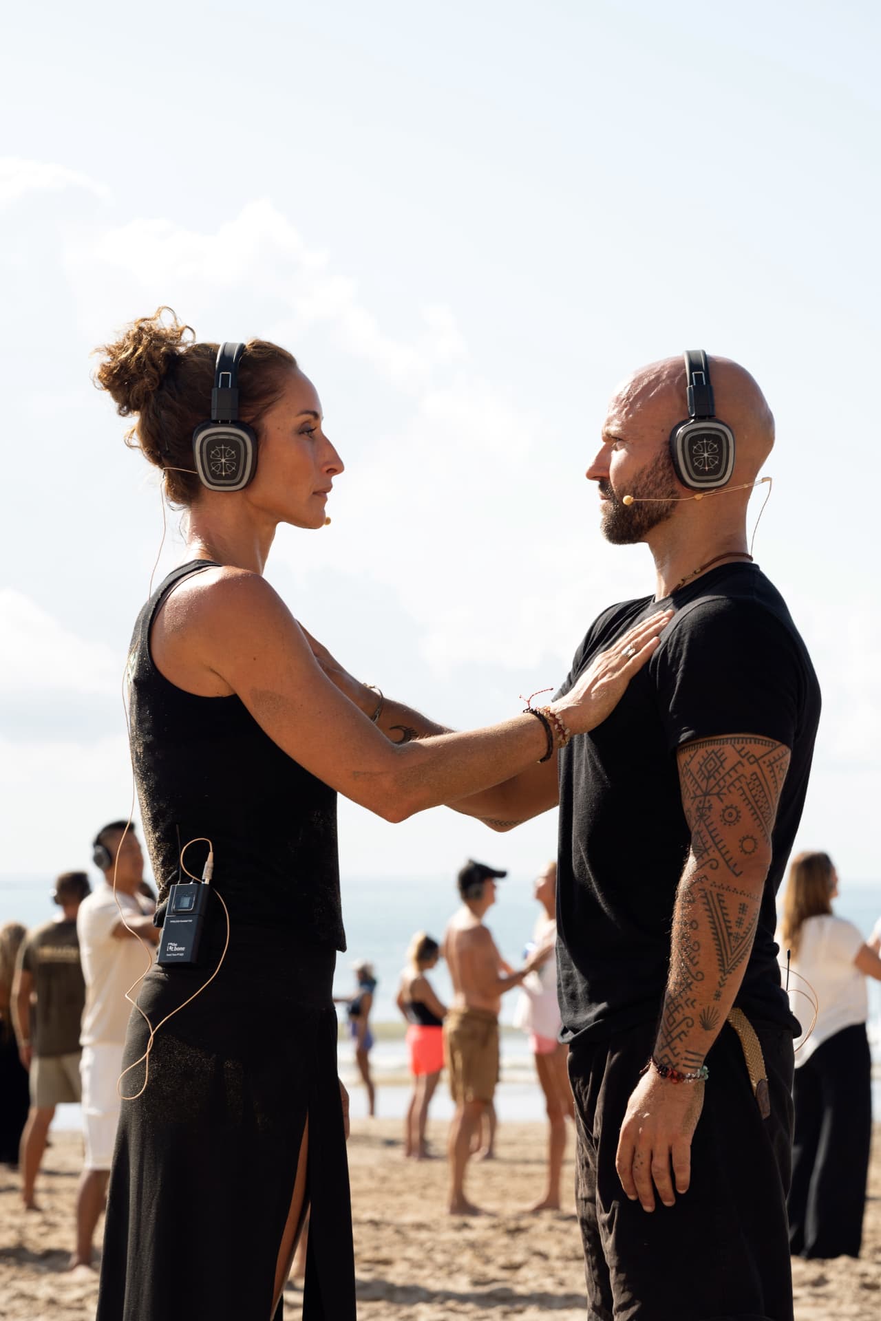 SUCO Active Meditation con auriculares en la playa