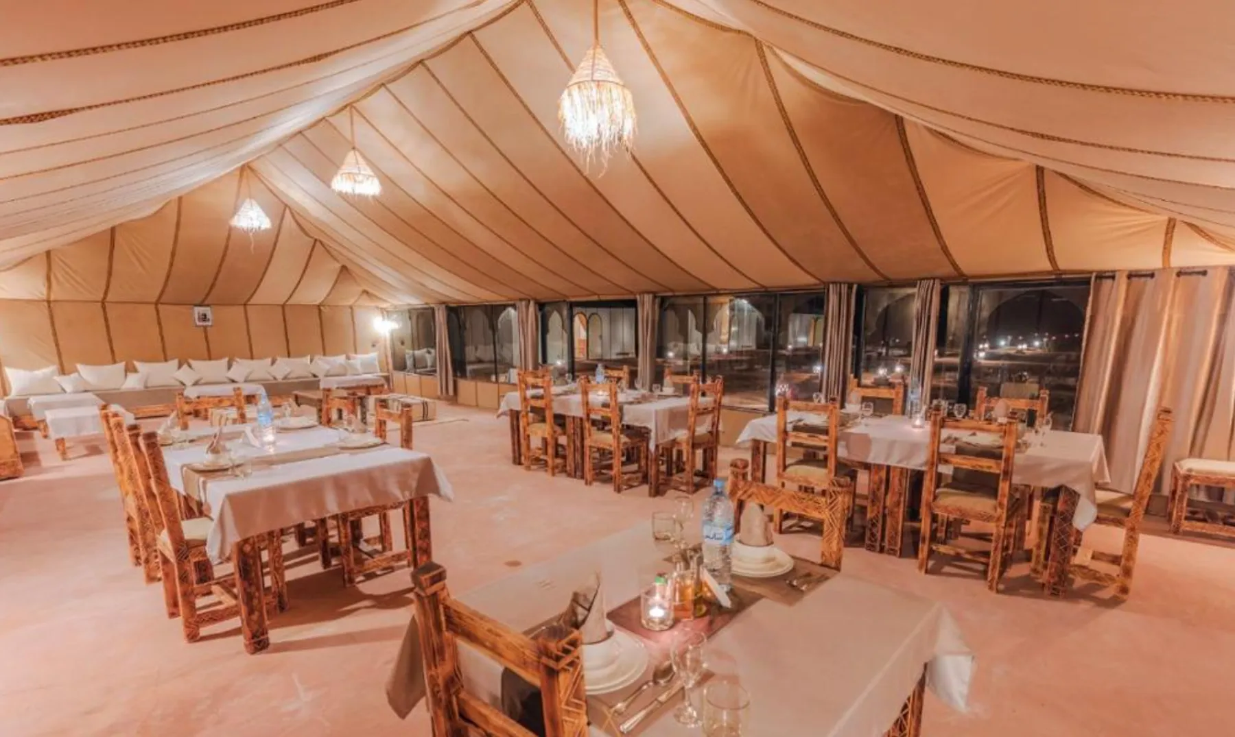 Jaima comedor con mesas y lámparas artesanales